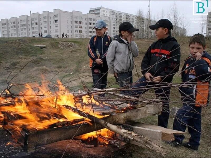 Хлопки на улице. Дети жгут костер. Костёр школы. Дети у костра.