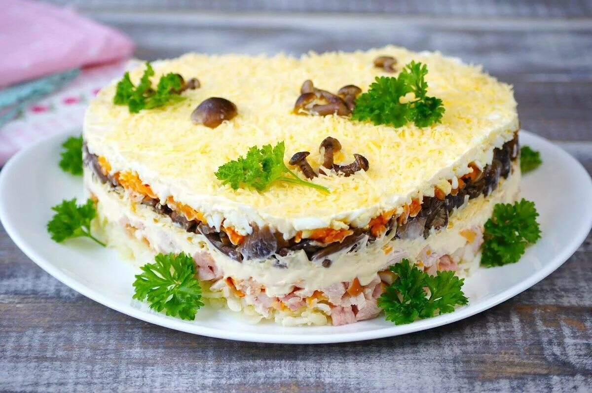 Салат с грибами и сыром слоями. Слоёный салат с курицей и грибами. слоеный салат с опятами. салат с курицей и грибами слоями. салат с копчёной курицей и грибами.