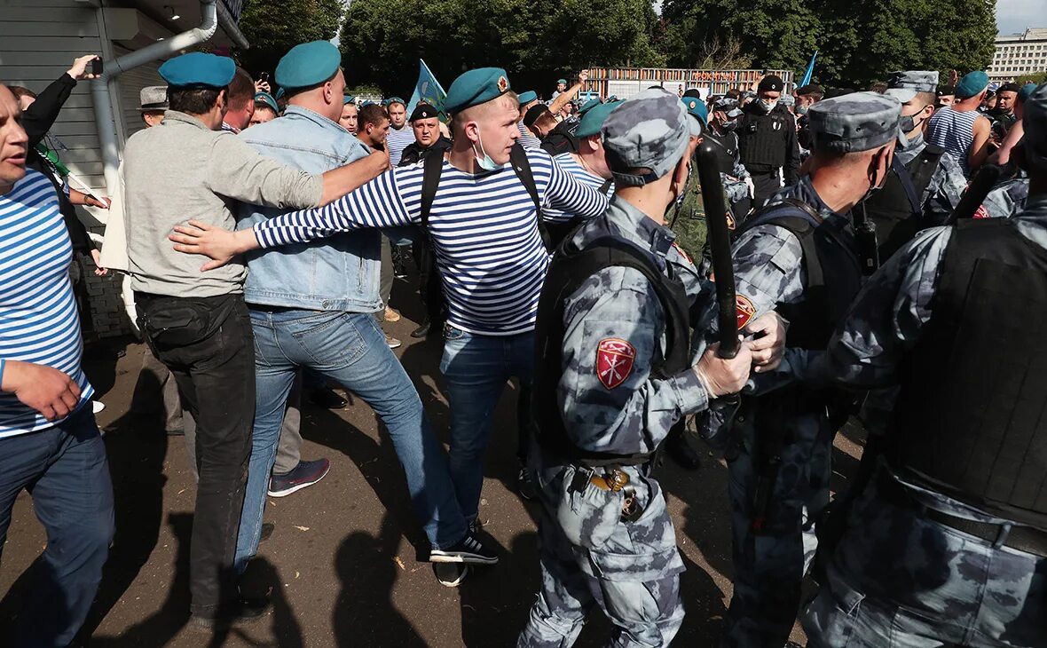 ВДВ И Росгвардия в парке Горького. ВДВ против Росгвардии парк Горького. День ВДВ драки с полицией. Десантники Росгвардия.