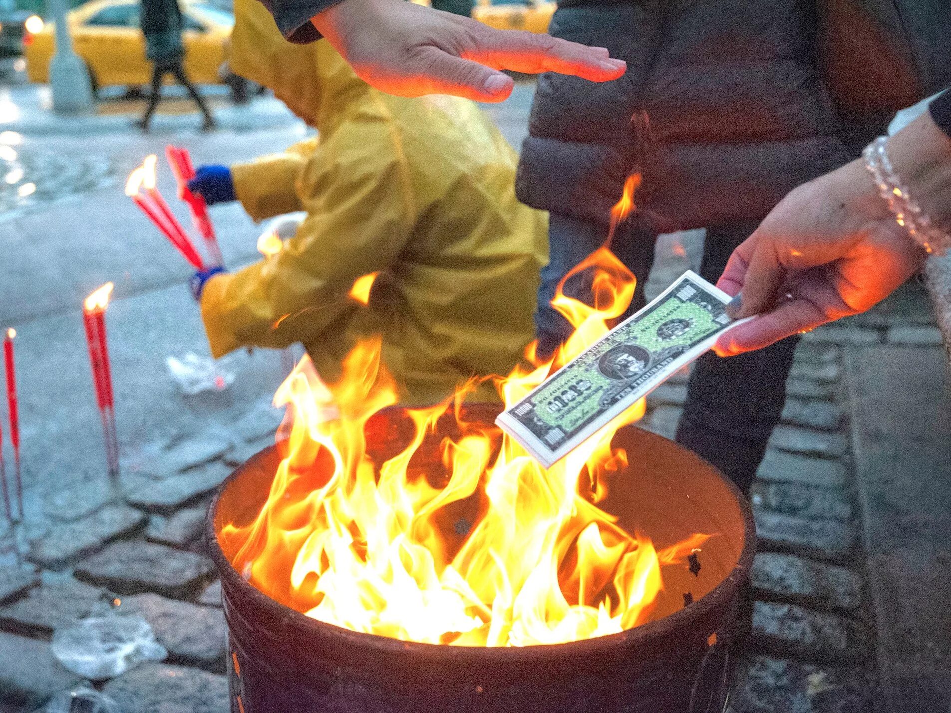 Сожжение денег. Сжигает деньги. Сжигание денег. Рубль сгорит
