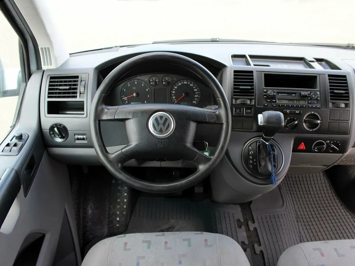 Ремонт транспортера т5. VW Transporter 2004. Volkswagen Transporter 2008 салон. Volkswagen t5 2004. Фольксваген Каравелла т5 салон.