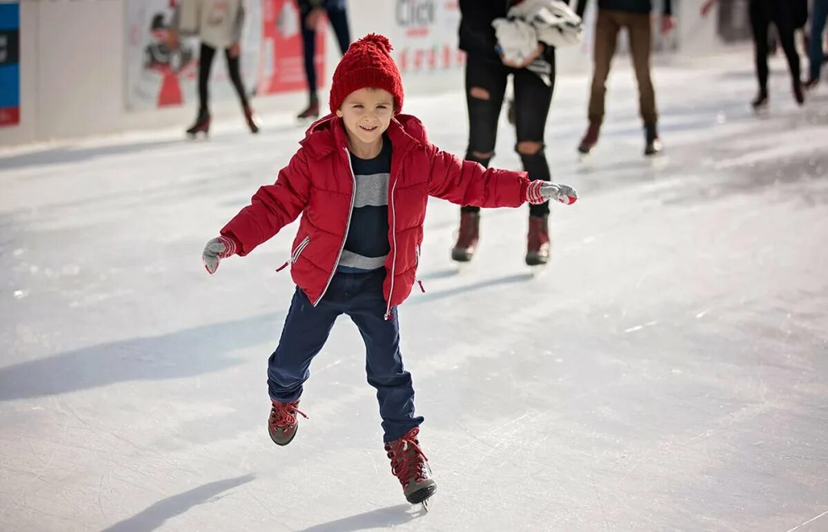 можно ли на каток без взрослых. гум каток 2022. каток искож киров. каток коньки. катания на коньках всей семьей.