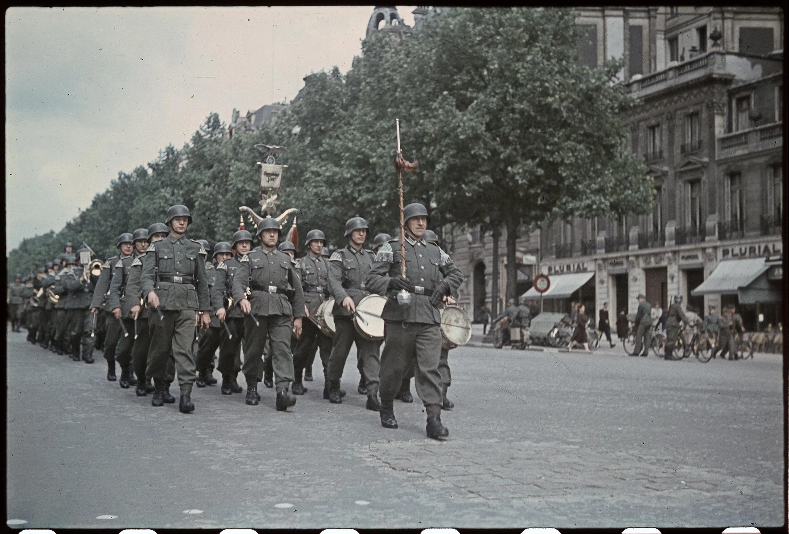 Париж в 1941 году. Париж немецкая оккупация. Париж в оккупации 1941-44г эти. Оккупированная Франция во второй мировой.