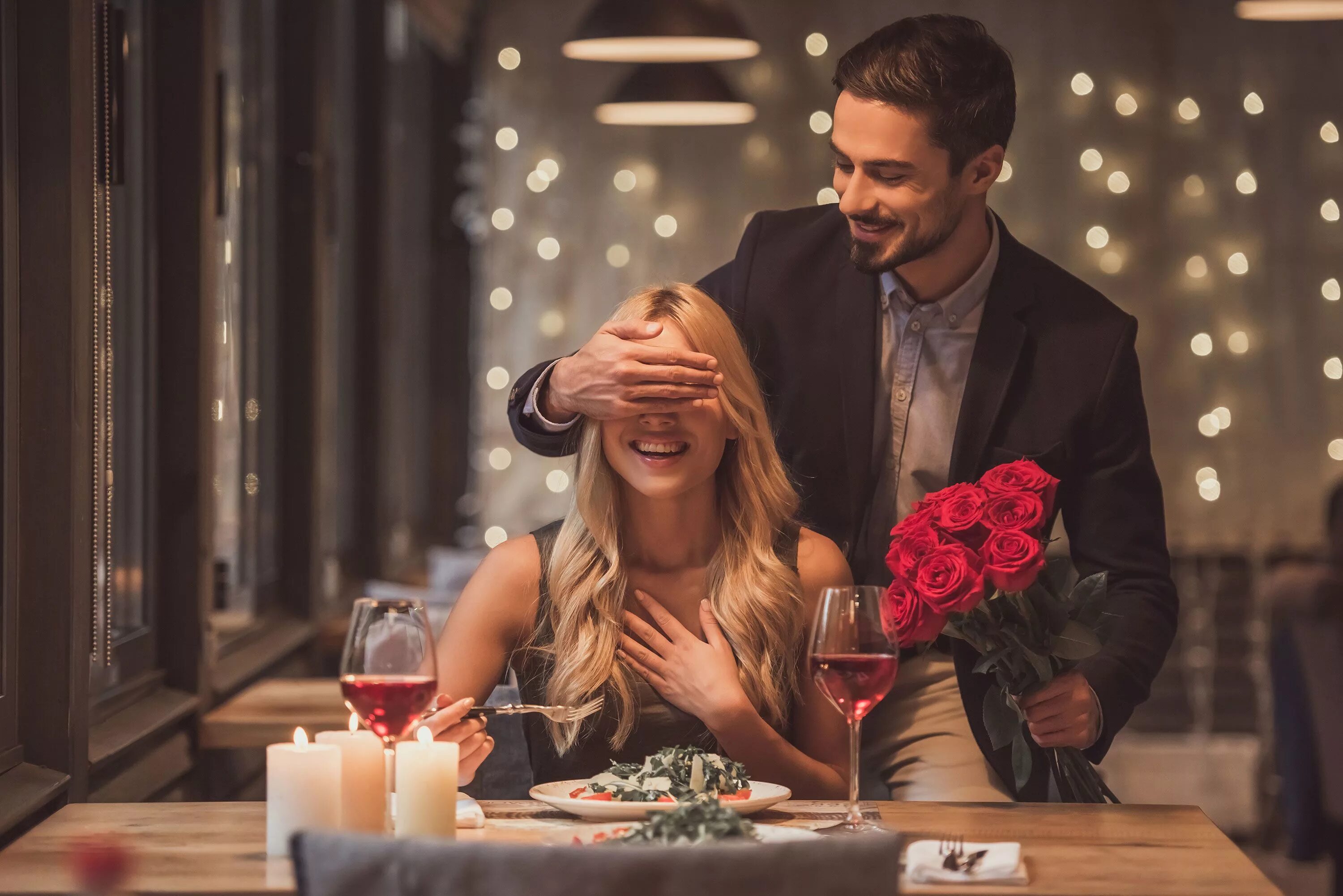 Первые романтики. Мужчина и женщина в кафе. Романтичный мужчина. Романтичное свидание. Свидание влюбленных.