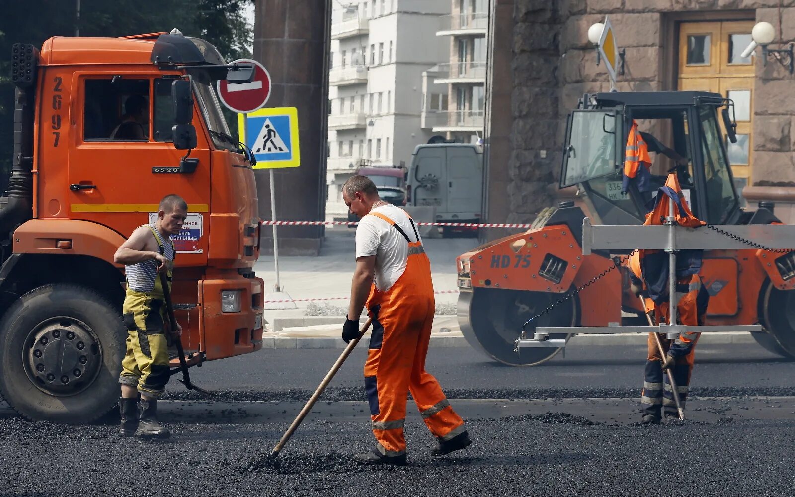 Дорожное работы рф. Дорожный рабочий. Дорожные работы. Ремонт дорог. Ремонт дороги.