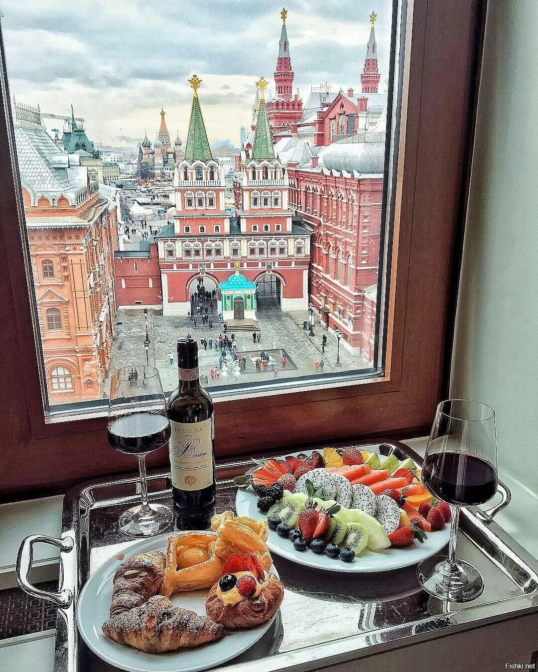 Доброе утро москва. Вид из окна на Кремль. Вид на красную площадь из окна. Завтрак с видом на Кремль. Виз из окна на красную площадь.