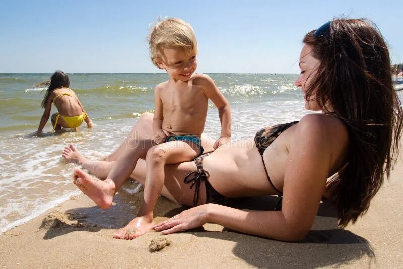 Мамы на нудиском пляже