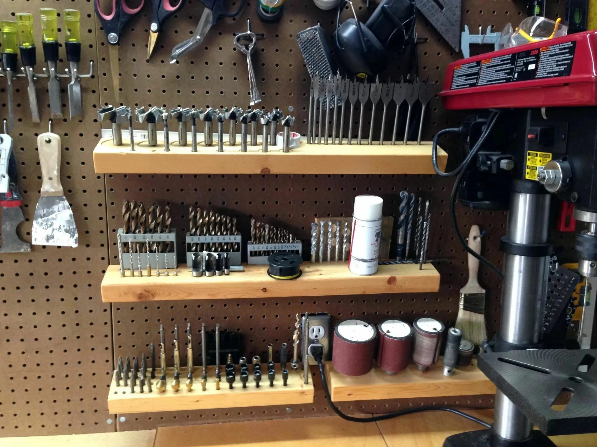 Домашняя мастерская своими руками сделай сам. Хранение инструмента в мастерской. Идеи для хранения инструментов. Хранение инструмента в гараже. Лайфхаки для инструментов в гараже.