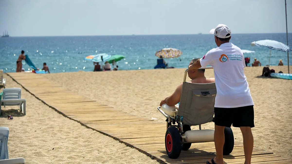 Санаторий Анапа для инвалидов колясочников. Туризм для инвалидов. Пляж для людей с ограниченными возможностями. Колясочник на пляже.