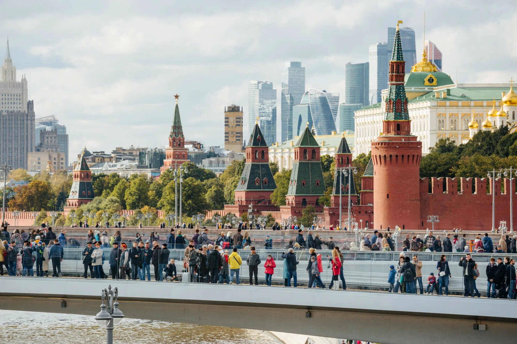 Москва фон. Кремль люди. Москва Сити и Кремль. Купить надо в москве