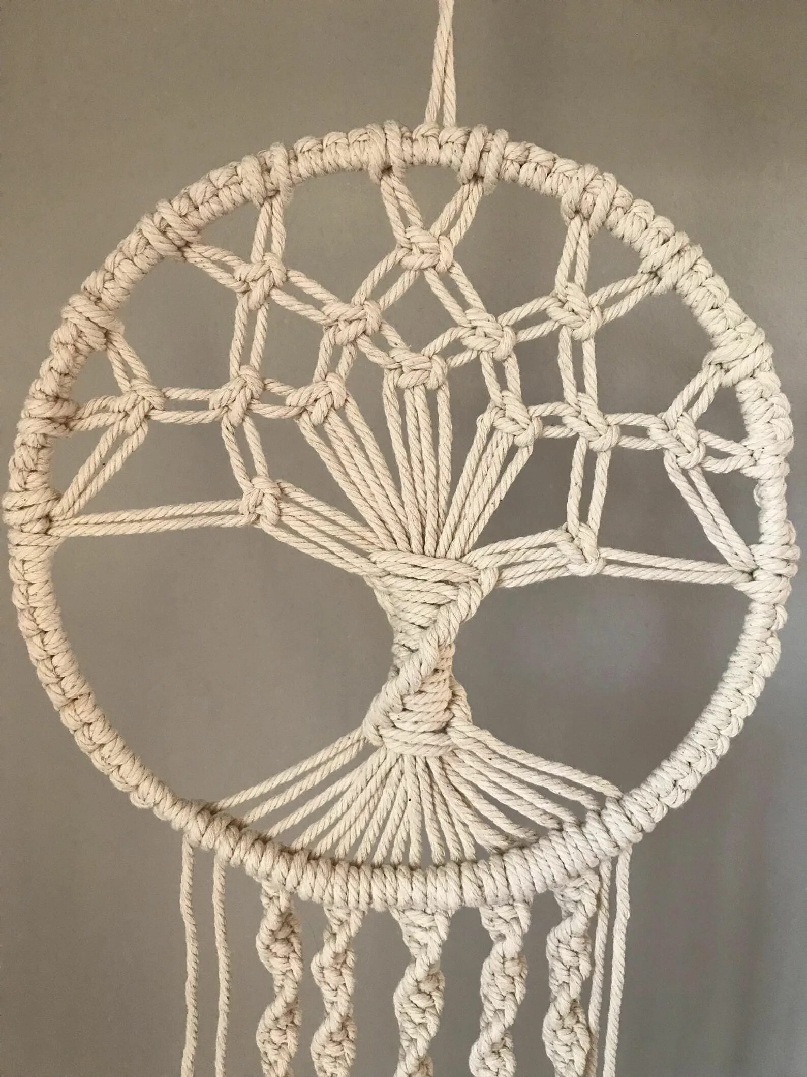 Круглое панно макраме. Макраме в круге. Макраме в круге. Дерево из макраме. Мандала макраме.