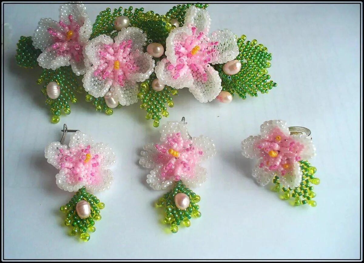 Бисерные украшения казари сакуиро. Бисер цветы из бусин. Бисер цветы из бусин. Бисер цветы из бусин. Цветы из стекляруса.