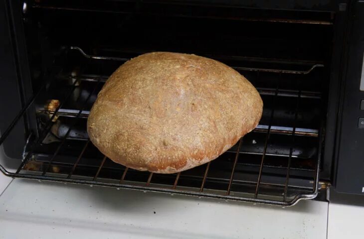 Выпечка хлеба в духовке. Хлеб на противне в духовке. Выпечка хлеба в электродуховке. Домашний хлеб на противне в духовке.