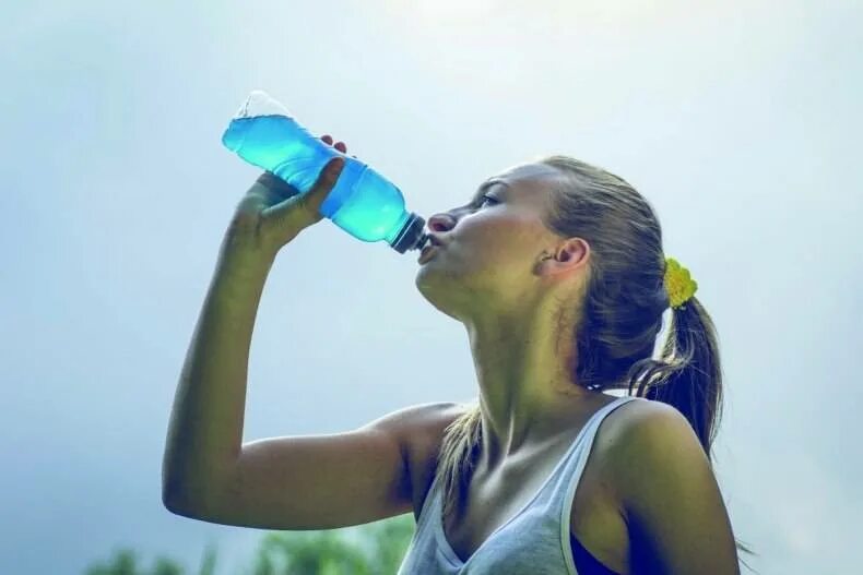 Можно пить на улице. Девушка обливает себя водой. пить воду. девушка пьет воду. спортсменка пьет воду.