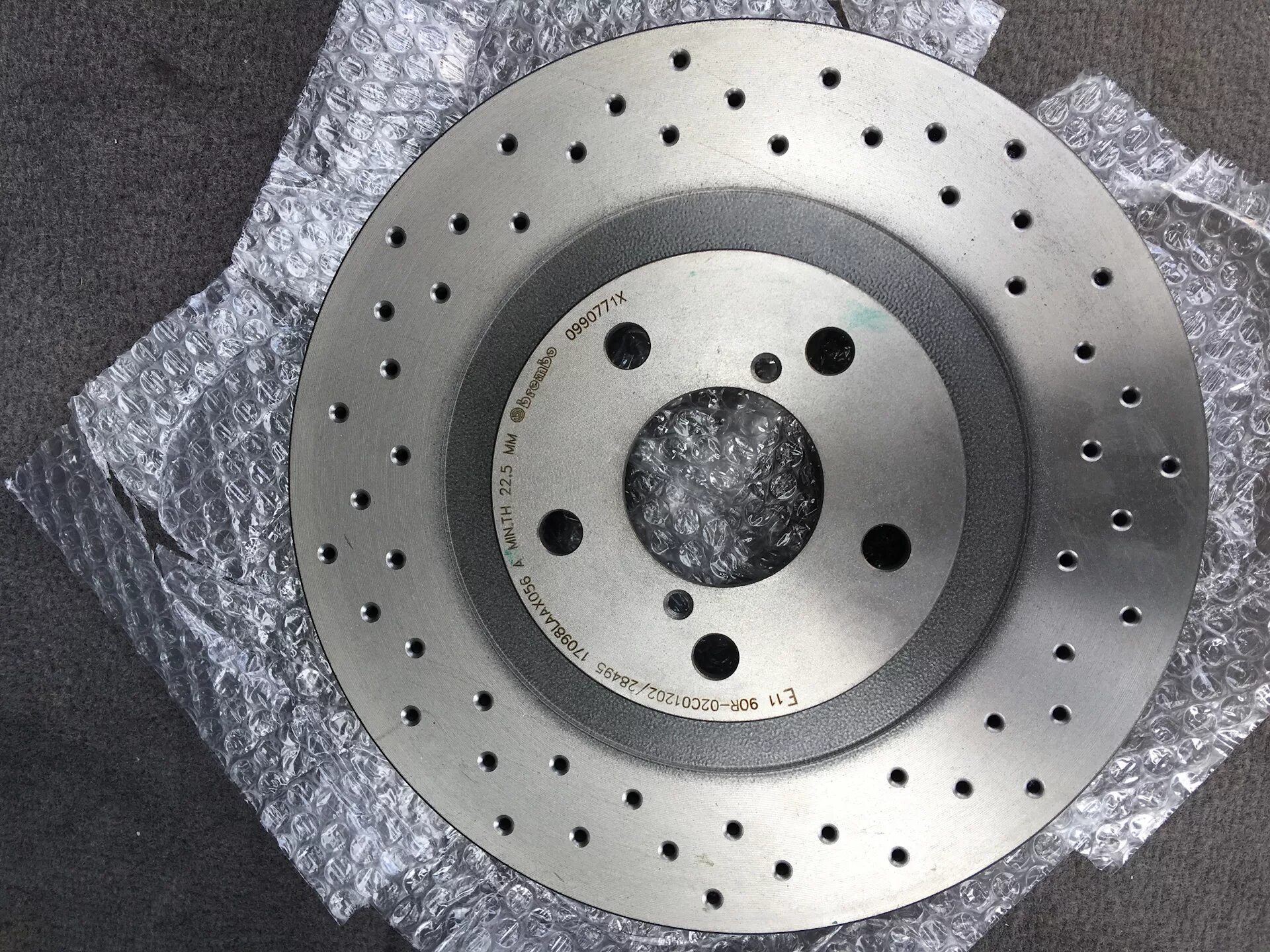 Перфорация задних тормозных дисков. Диск тормозной r13 с перфорацией и насечками trialli. Перфорация задних тормозных дисков. Перфорированные тормозные диски 255x28. Перфорация задних тормозных дисков.