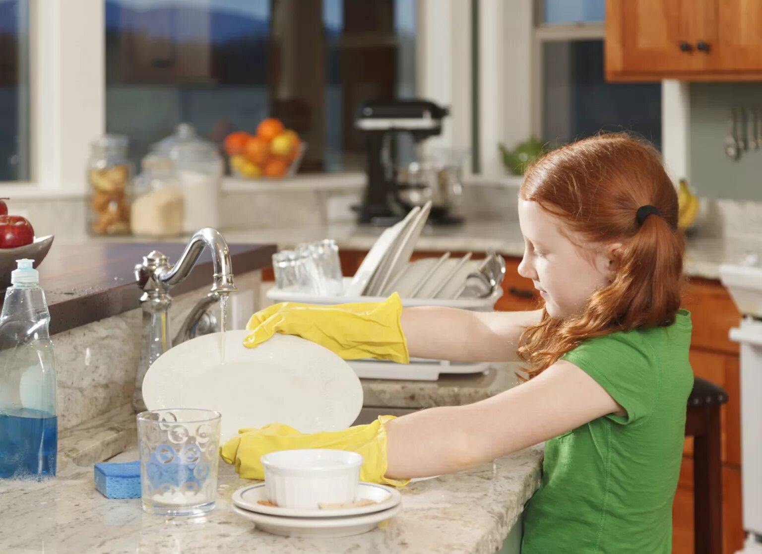 They do the washing up. Мыть посуду. Мытье посуды для детей. Ребенок моет посуду. Помогать маме по дому.