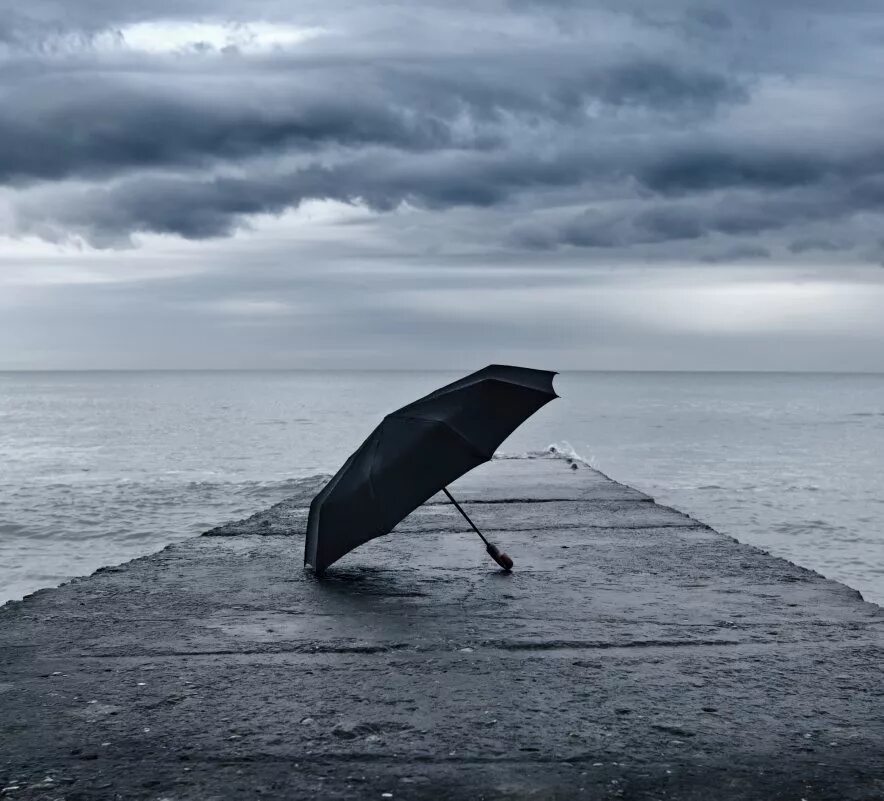 Rain beach. Дождь на море. Ливень на море. Море в дождливую погоду. Море в пасмурный день.