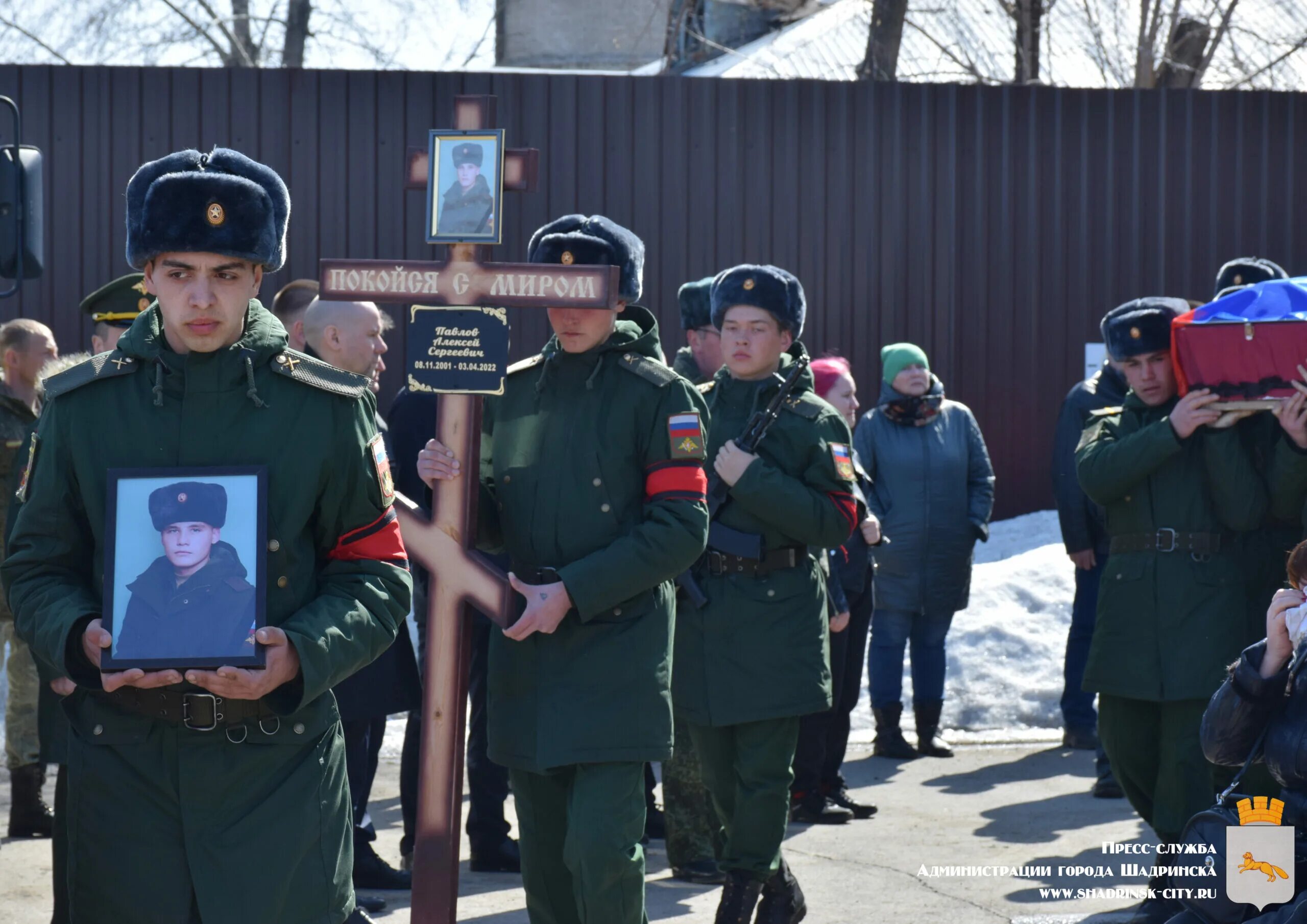 Похороны военнослужащего погибшего на Украине 2022. Прощание с военнослужащими солдатами. Похороны военнослужащего.