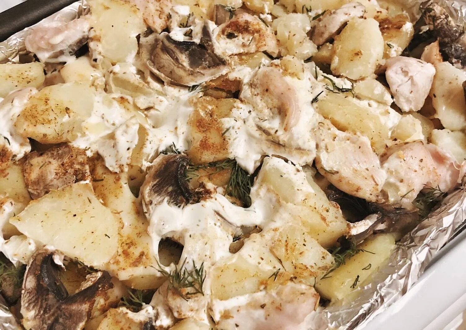 Картошка с грибами и филе в духовке. Курица с картошкой и грибами в духовке. филе курицы в духовке с картошкой и грибами. картофель с курицей и грибами в духовке. филе куриное с шампиньонами и картошкой в духовке.