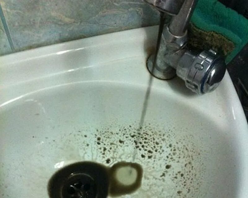 Из холодной течет горячая. Грязная горячая вода из крана. кран для горячей воды. вода течет из крана. грязный кран.