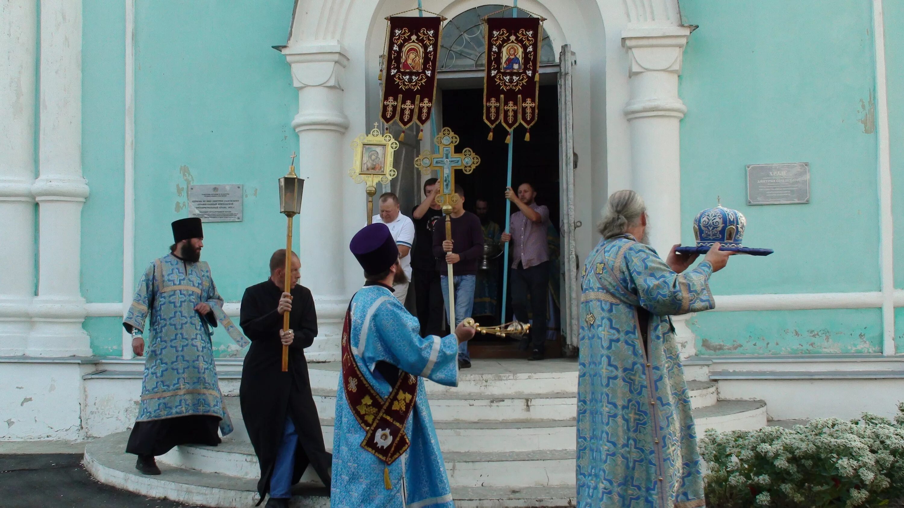 Погода в базарном сызгане ульяновская. Храм в Базарном Сызгане. Храм Димитрия Солунского Базарный Сызган. Храм Димитрия Солунского в Базарном Сызгане Ульяновск. Священник освящает.