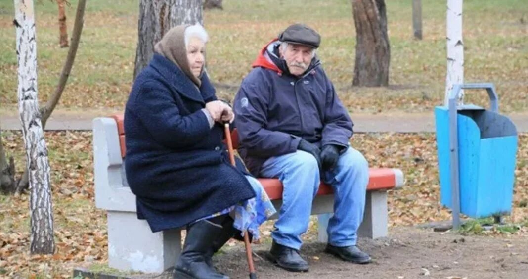 Дед с бабкой на лавочке. Дед с бабушкой на лавочке. Бабушки на скамейке. Старики на лавке. Бабушка пописала