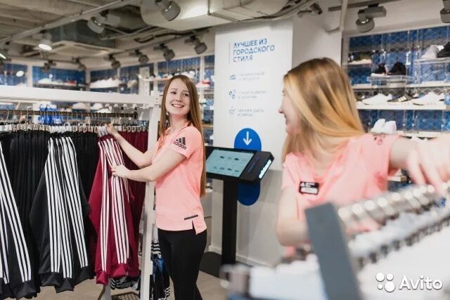 Одежда эконом класса. Форменная одежда продавца. Сотрудники магазина одежды. Девушка в обувном магазине. Фартук продавца спецодежда.