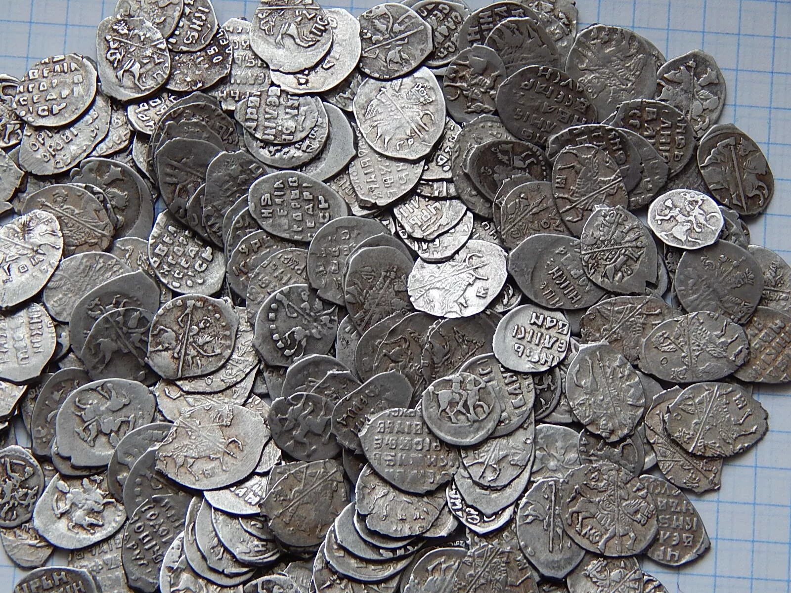 Коллекционирование монет. Много монеты чикинга. Кучка монет. 02. Монетки по кучкам.