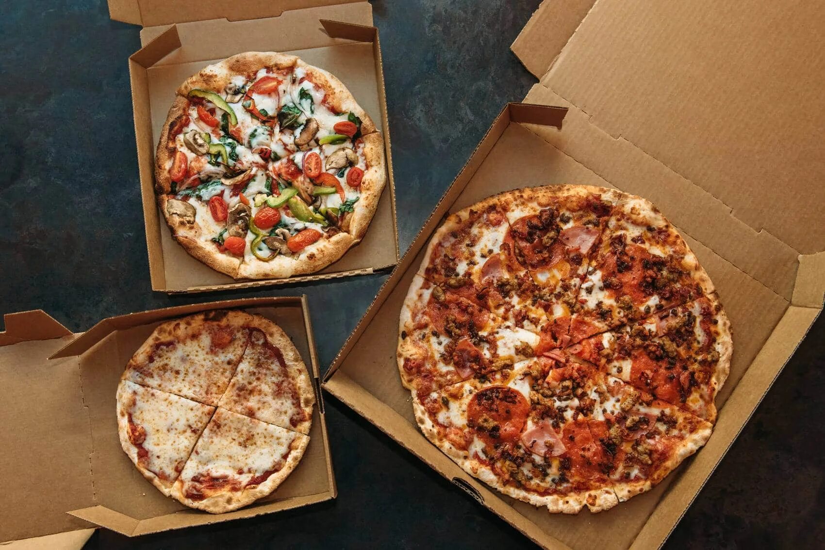 Пицца большие куски. Завернутая пицца. Огромная пицца. Большая пицца в пиццерии. Пицца в коробке.