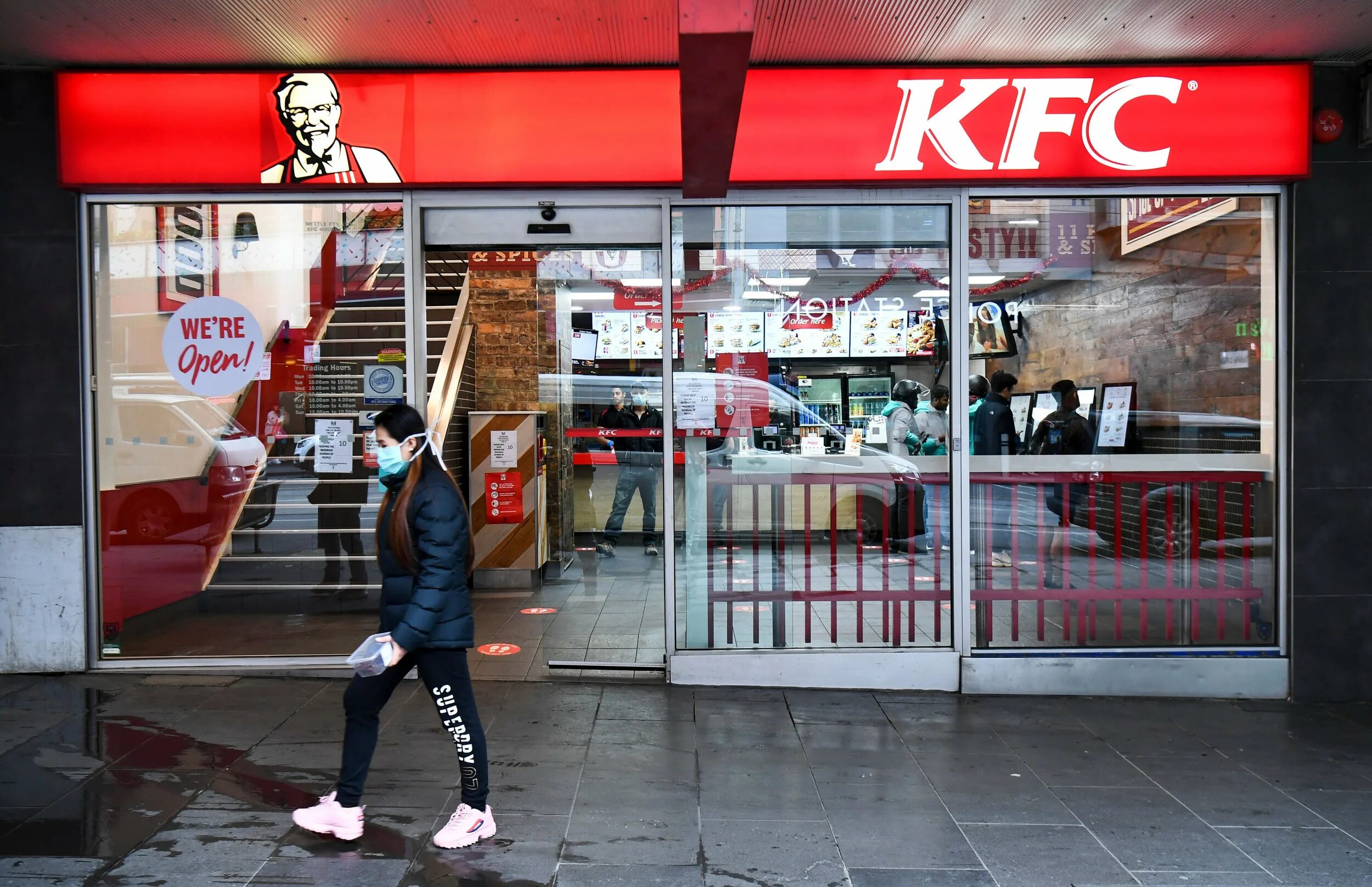 Kfc. Kfc ночью. Махачкала ночью кфс. Кфс ночью. Kfc ресторан.