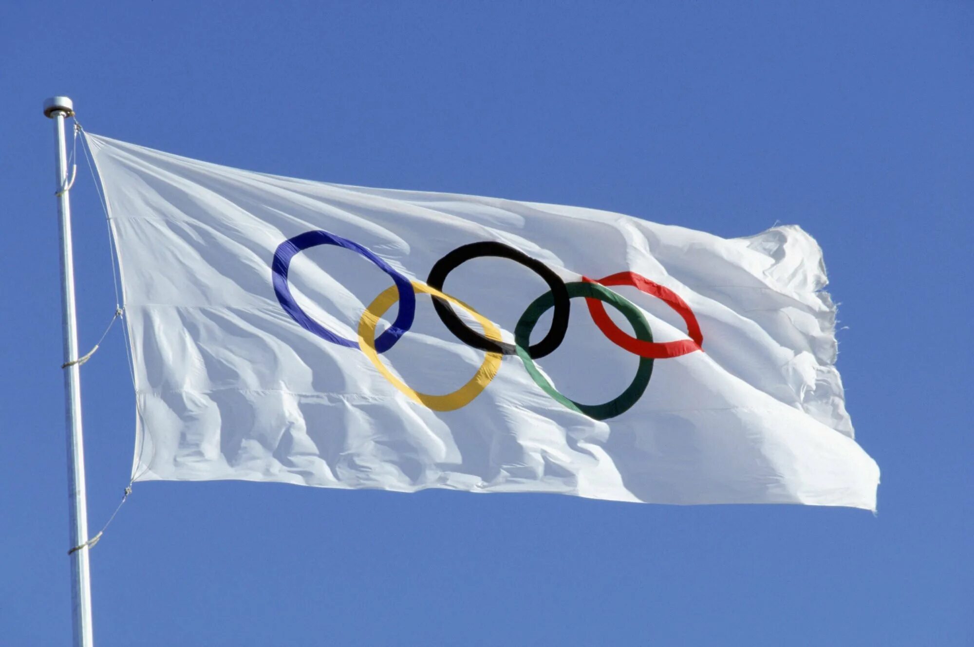 Флаг российского олимпийского. Флаг международного олимпийского комитета. Олимпийские игры Олимпийский флаг. Олимпийская символика Олимпийский флаг. Первый флаг Олимпийских игр.