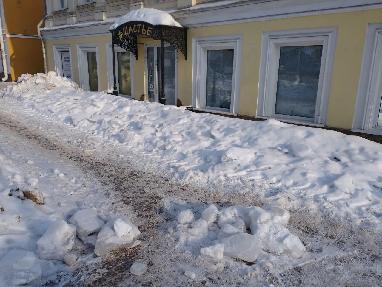 Новости города счастья. Снег. Завалило снегом. Тротуар. Семёрка завалило снегом.