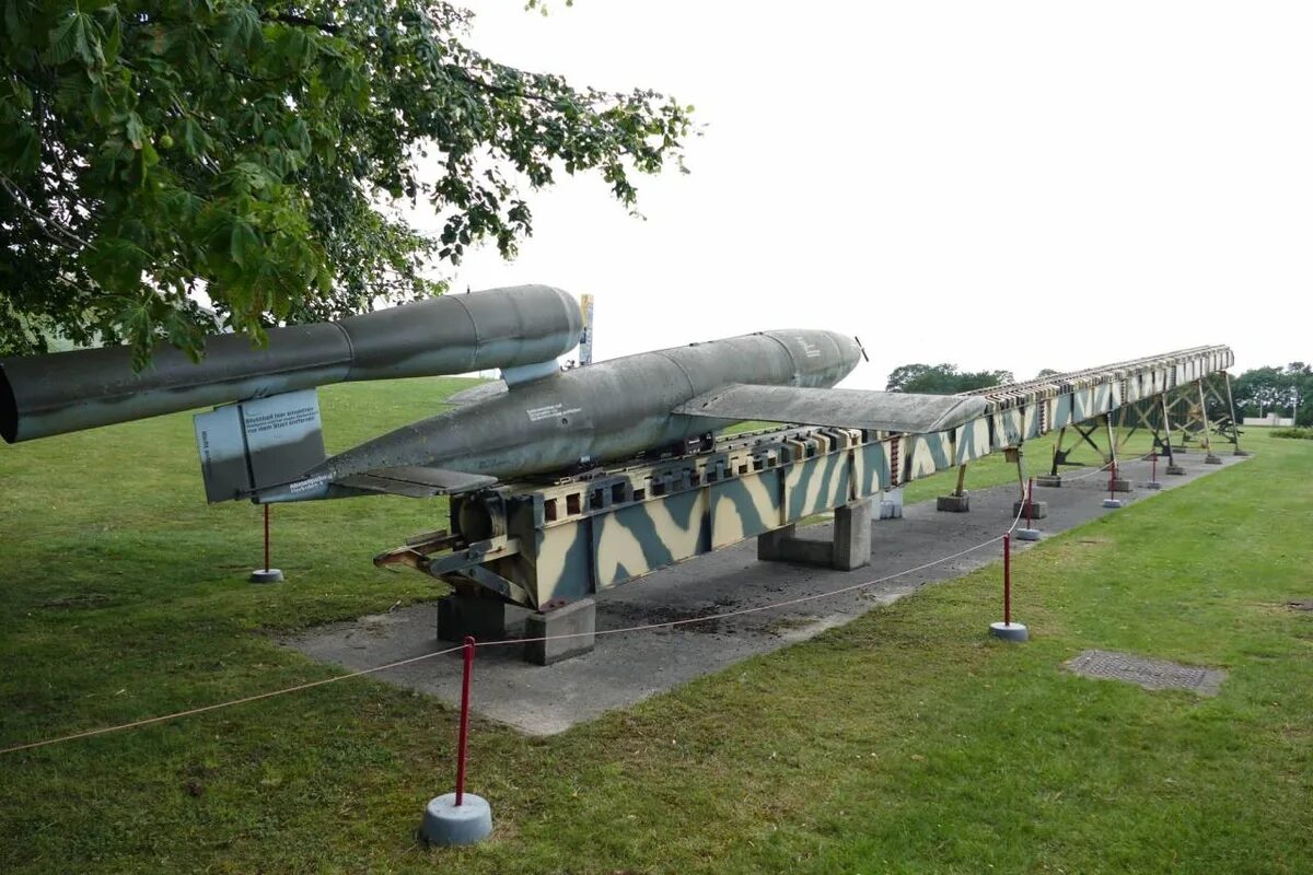 Фау 1 крылатая. ФАУ-1 Крылатая ракета. Самолет-снаряд ФАУ-1. ФАУ 1 ФАУ 2 Германия. ФАУ-1 баллистическая ракета.