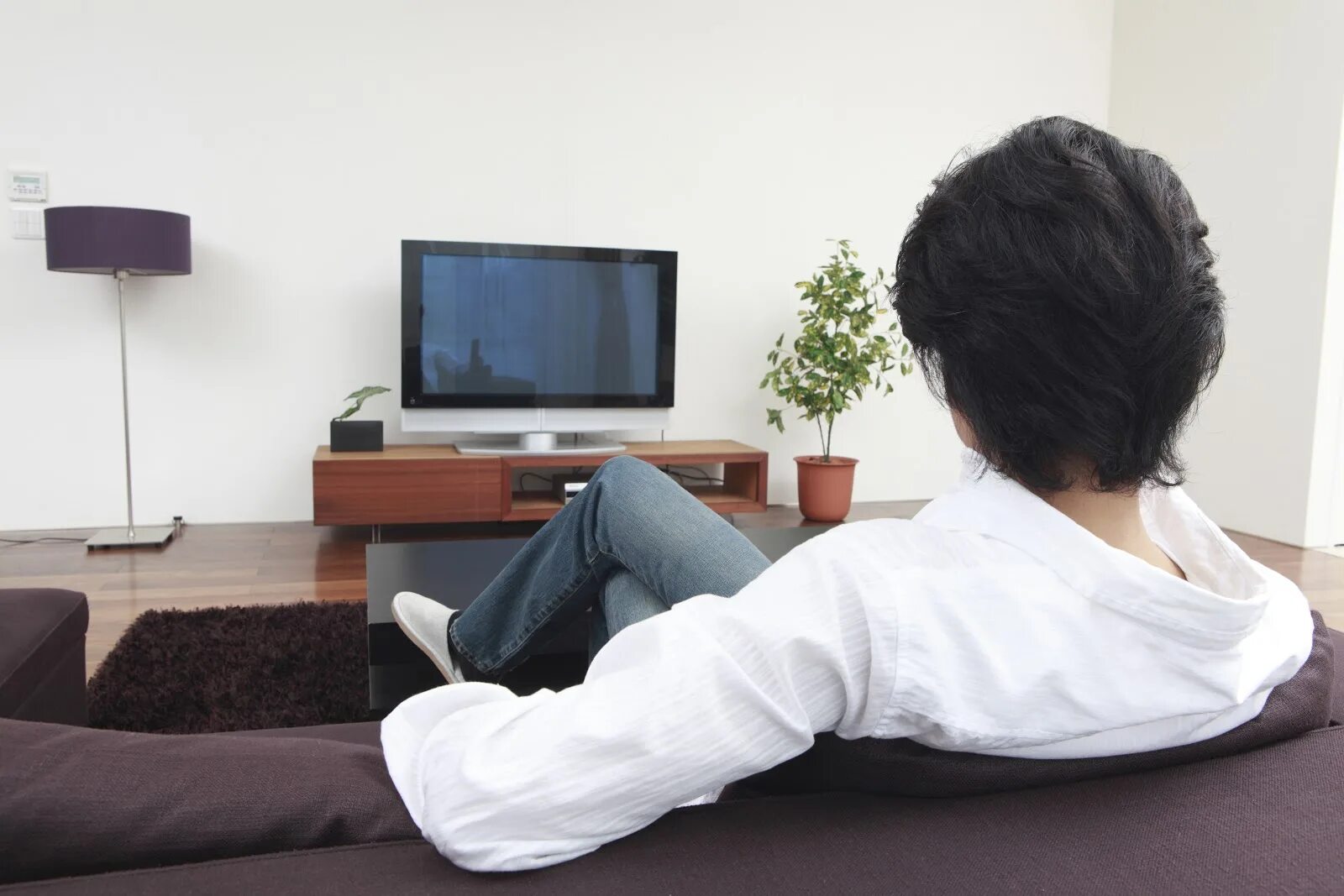 Сижу перед телевизором. Человек телевизор. Человек сидит перед телевизором. Мужчина перед теликом. Сидит на телевизоре.