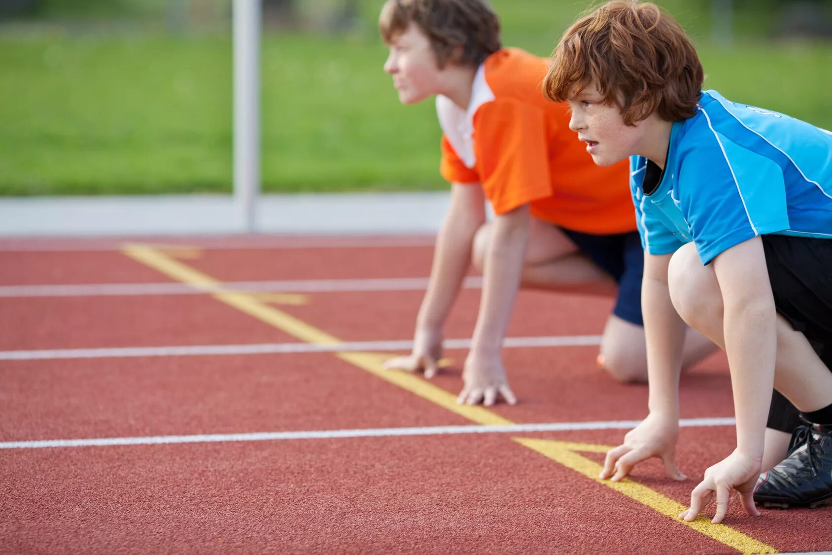 Спорт дети. Дети спорт бег. Дети на стадионе. Спорт для школьников. Children do sports