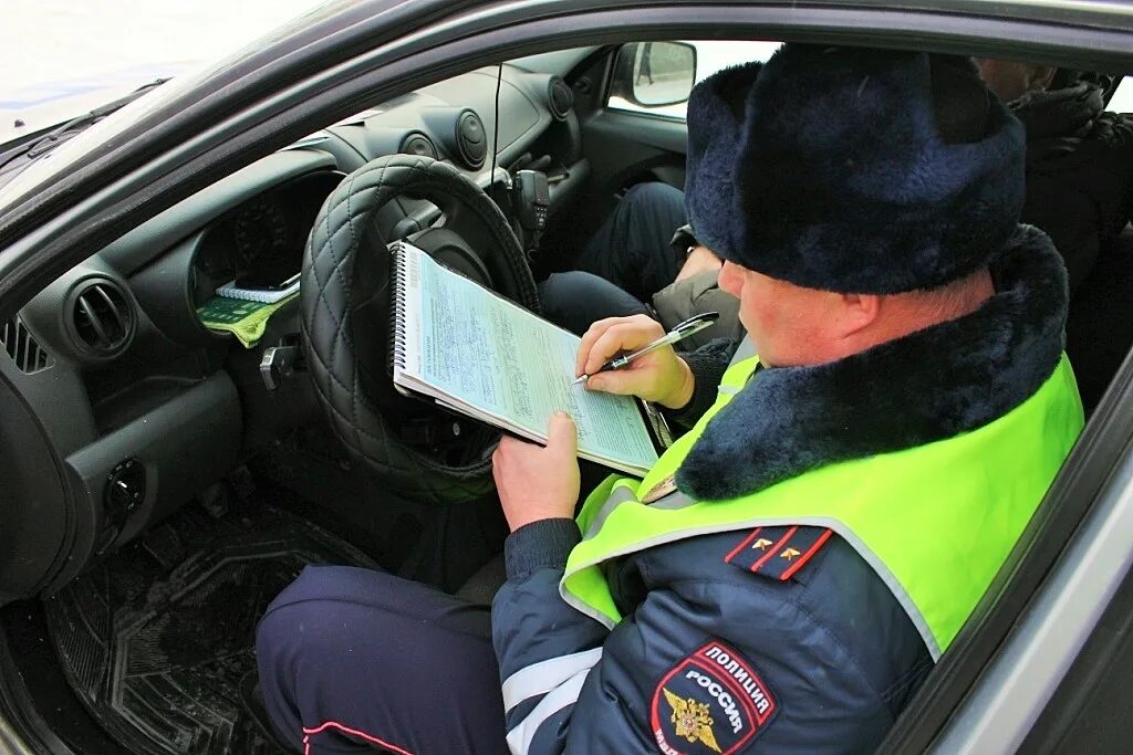 Повторный штраф гибдд. Протокол сотрудника ГИБДД. Инспектор ДПС. Гаишник выписывает штраф. Машина ГАИ.