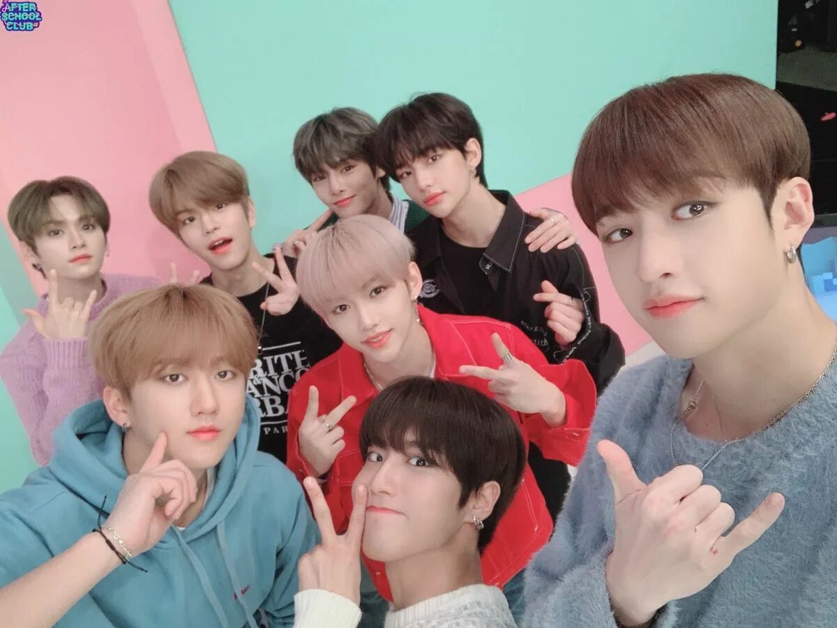 По кругу после школы. Группа Stray Kids. Группа Stray Kids 2020. Stray Kids ot8. After School Club Stray Kids.