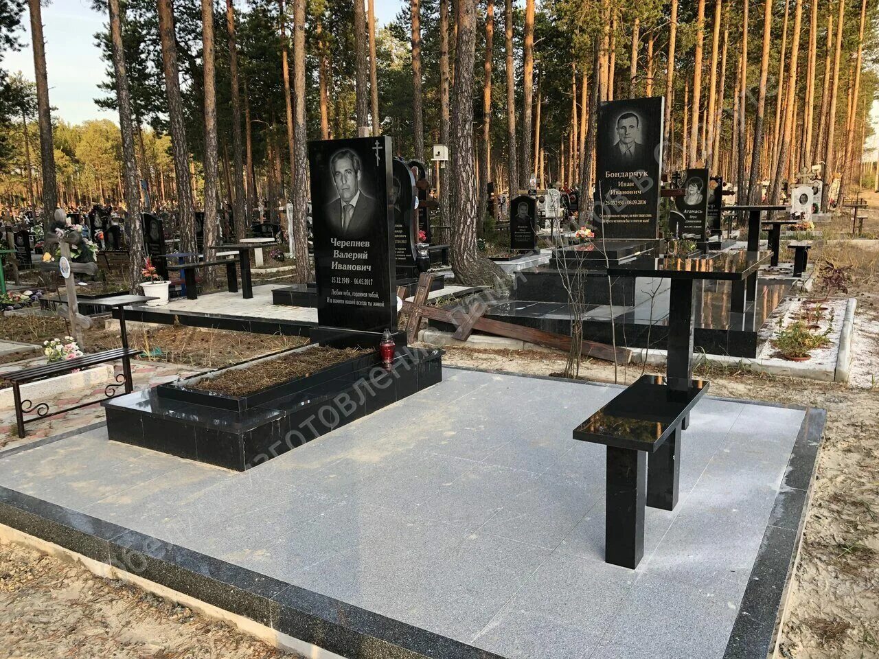 Станция чайковская пермский край. Грузинское кладбище. Николо-архангельское кладбище гранитная мастерская. Самые красивые памятники на кладбище. Чернореченское кладбище сургут.