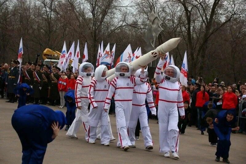 Празднование дня космонавтики. Праздник в честь день космонавтики. 12 Апреля праздник. Шествие ко Дню космонавтики. Мероприятие 30 апреля