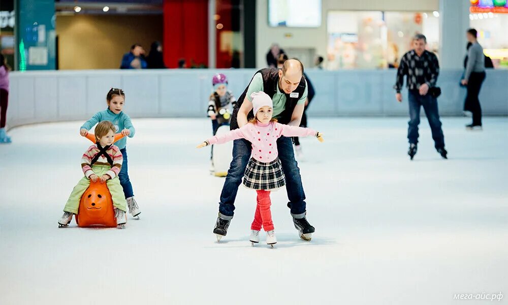 дети на крытом катке. открытый каток летом. каток летом. каток летом. каток в парке 300 летия спб.