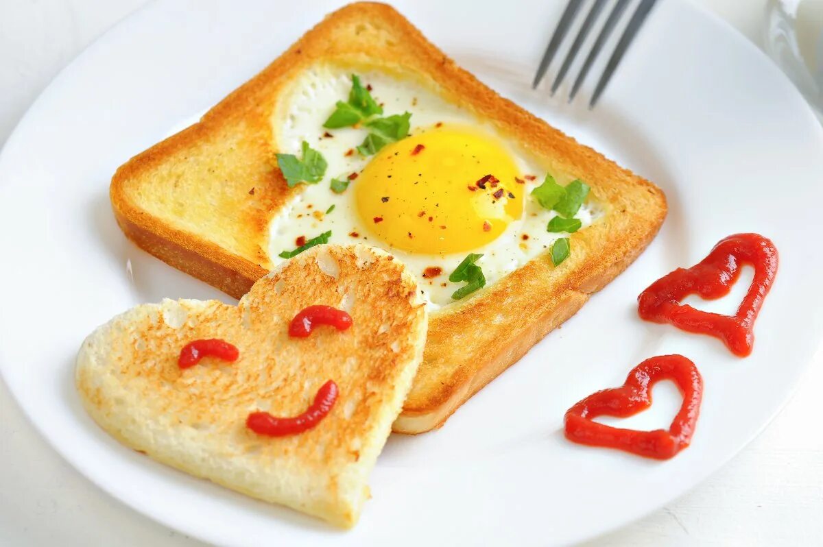 Быстрые завтраки из простых продуктов. Завтрак. Яичница в хлебе. Красивый быстрый завтрак. Вкусный завтрак для любимого.