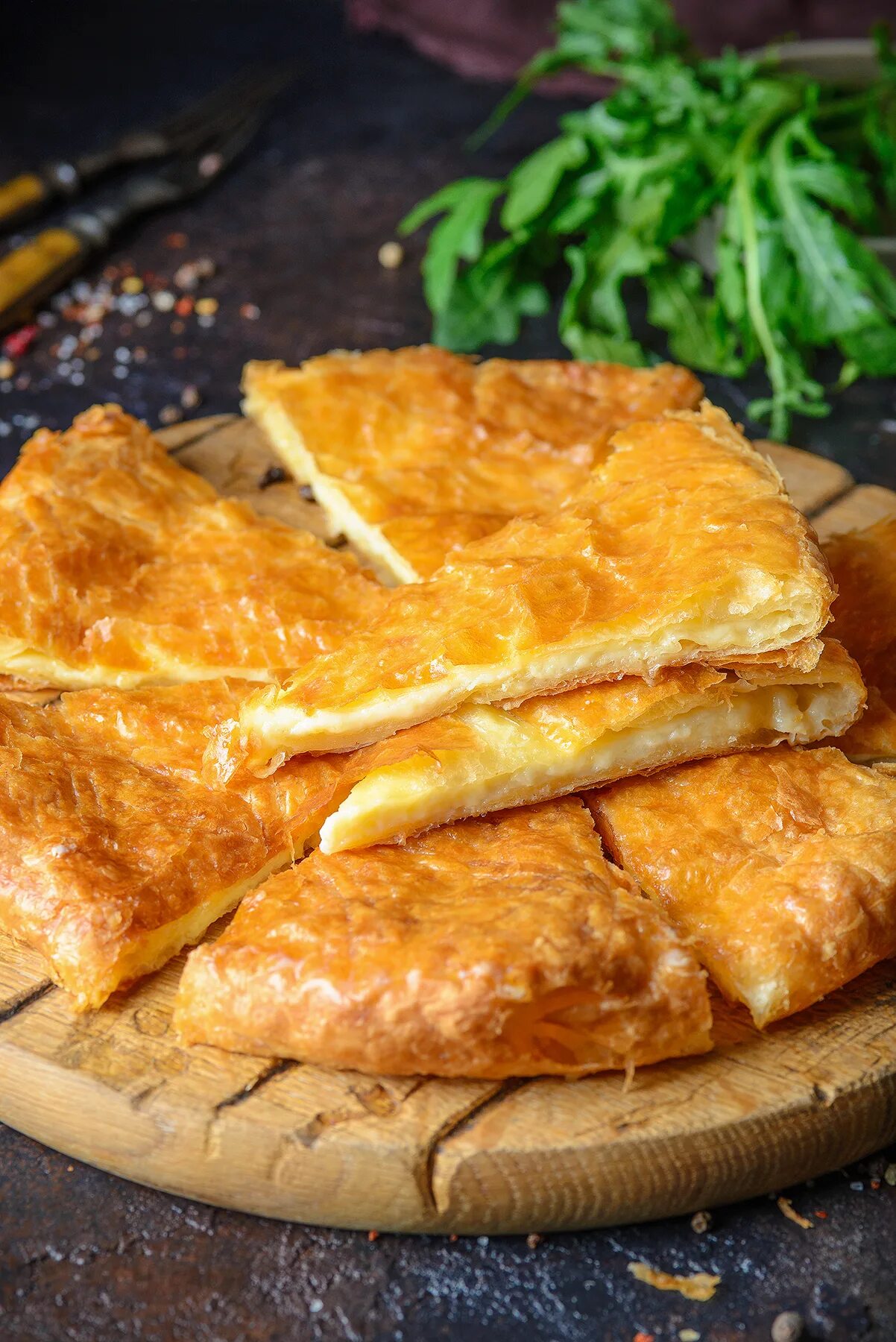 Хачапури слоеное тесто. Хачапури из слоёного теста бездрожжевого. Хачапури треугольные. Хачапури из слоёного теста с сыром. Хачапури слоеный с сыром.