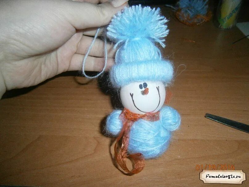 снеговик из вязальных ниток. ёлочная игрушка снеговик. снеговик из пряжи. поделка снеговик. снеговик из вязальных ниток.