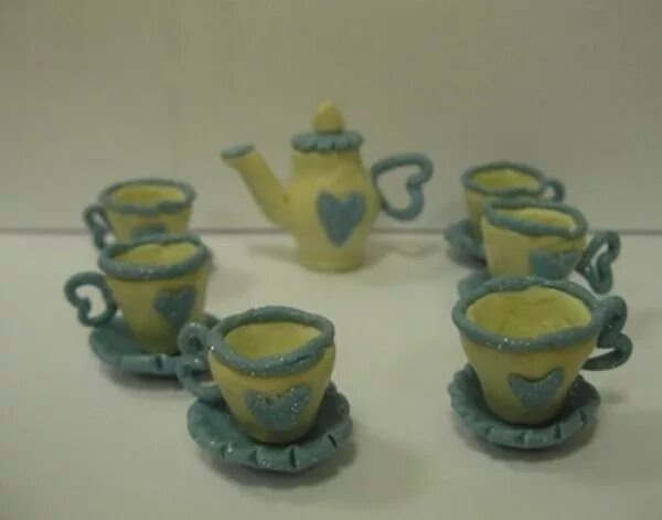 Чайный сервиз для игрушек лепка в средней группе Лыкова. Чайный сервиз для куклы Кати лепка в подготовительной группе. Лепка чайный сервиз. Чайный сервиз пластилин. Конспект лепка посуды