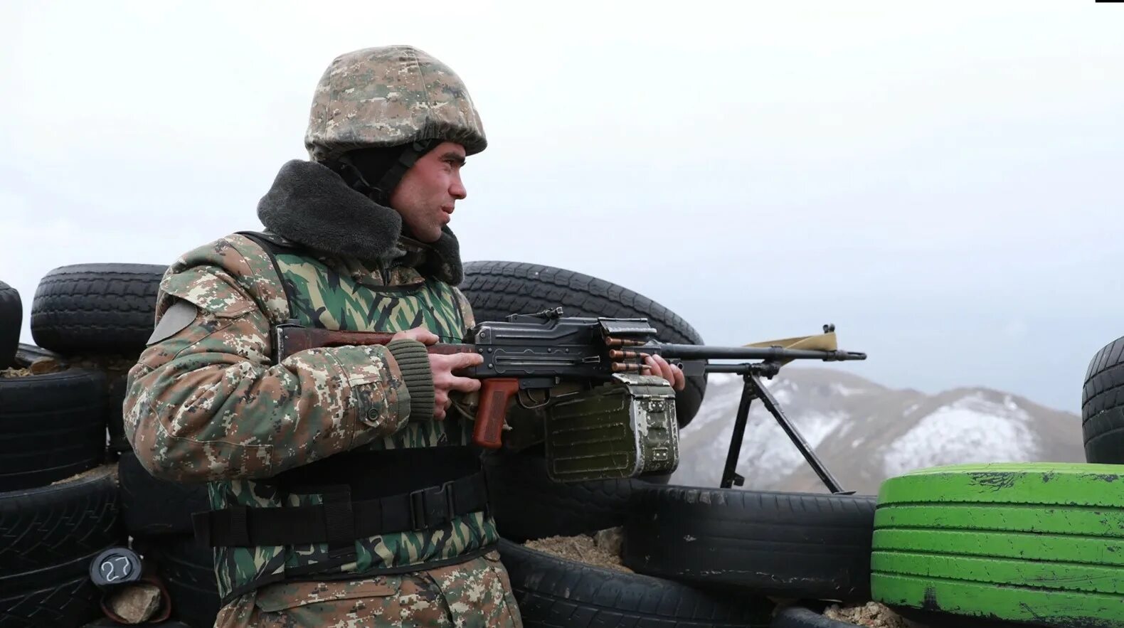 Азербайджан начнет войну. Армянские военные посты. Армения граница солдат. Военнослужащий вс Армении. Армия Азербайджана.