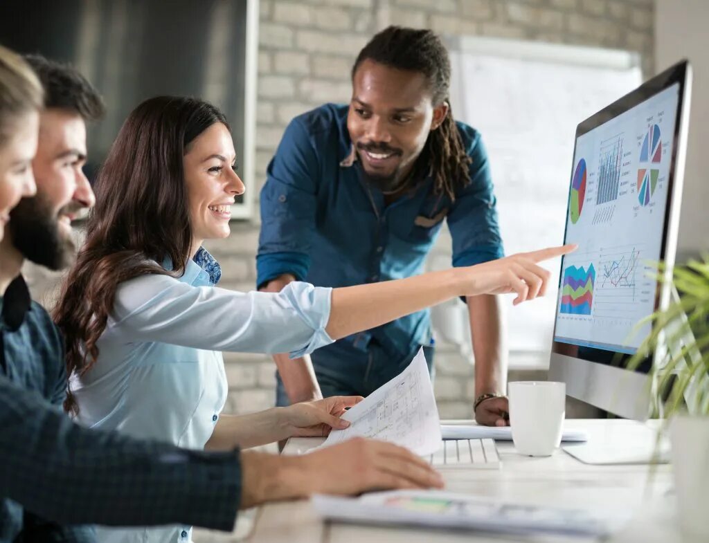 Training specialist. Люди в офисе. Корпоративное обучение взрослых. Тренинг менеджер. Бизнес изображения.