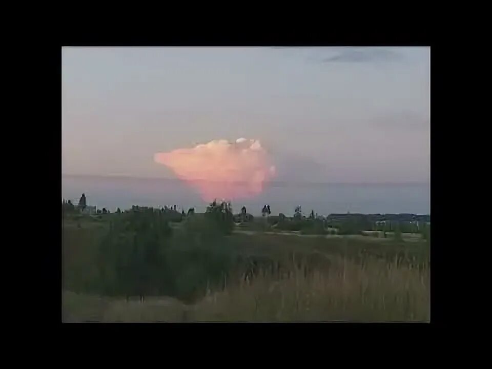 Над нами облака зависли. Облака странной формы. Шот облака. Песня над облаками. Над нами облака зависли.