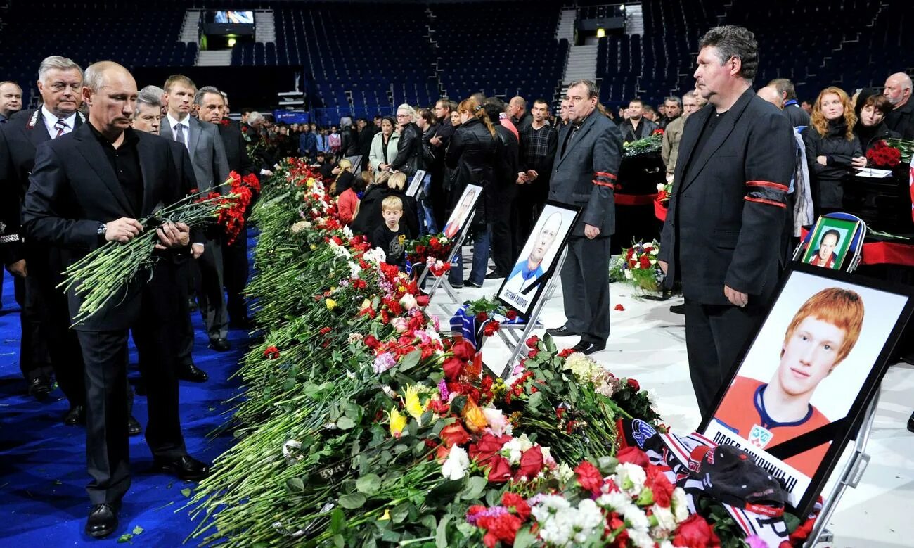Авиакатастрофа локомотив 7 сентября 2011. Авиакатастрофа локомотив ярославль. Крушение самолета команда локомотив. Авиакатастрофа локомотив 7 сентября 2011. Крушение самолета команда локомотив.