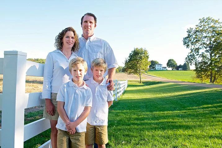 Счастливая семья на ферме. Семья молоко. Американская семья для молока. Леви семья ферма. Юнит фэмили