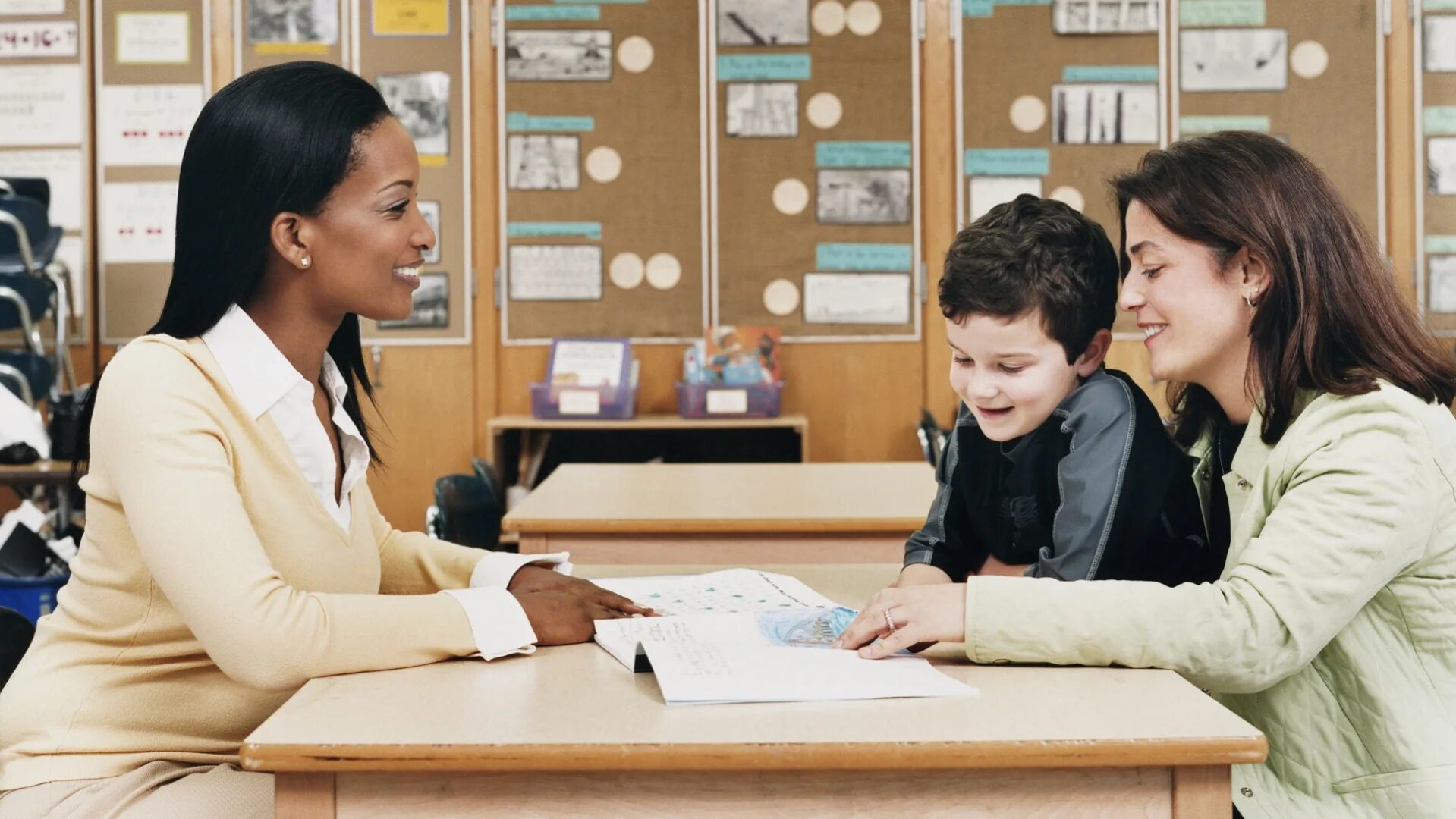 Teachers and parents. Teacher meets pupils. Педагоги реалисты. Parent-teacher meeting.